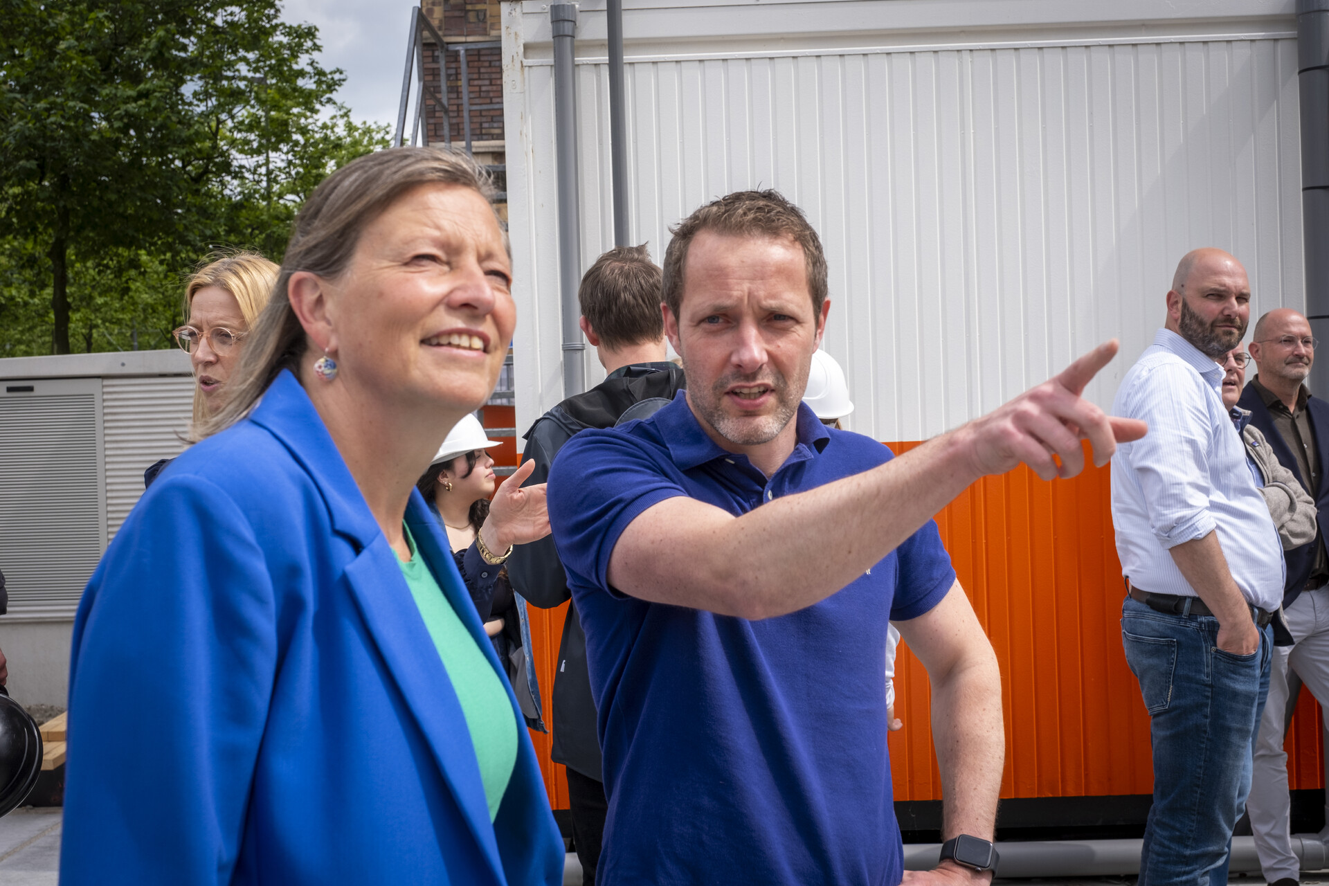 CMI directeur Heleen Elferink bekijkt de vorderingen