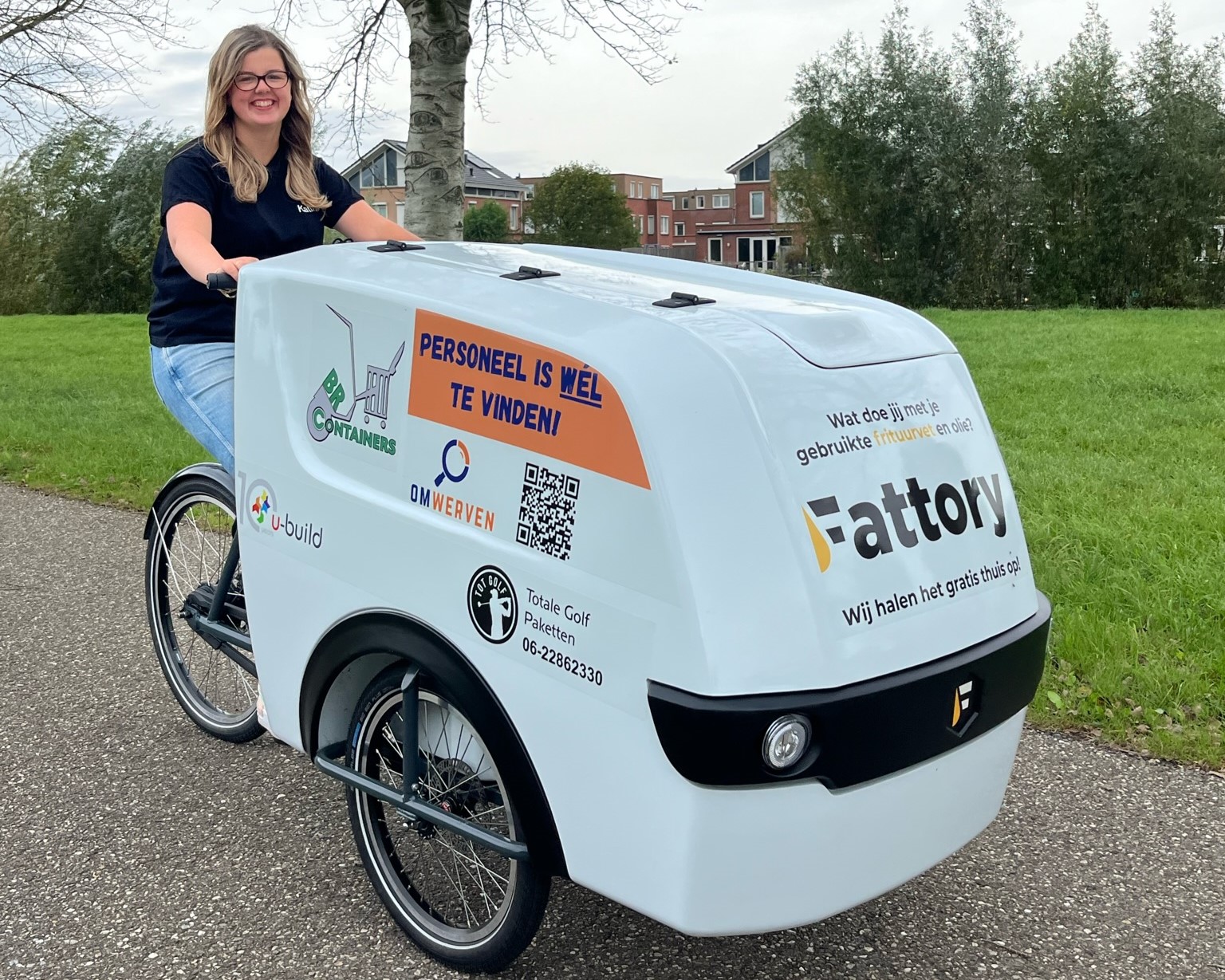 Katinka Blok op haar elektrische bakfiets van Fattory waarmee ze gebruikt frituurvet ophaalt