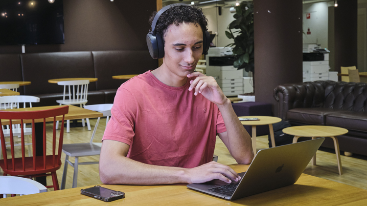 Student met laptop: check aanmelddeadlines