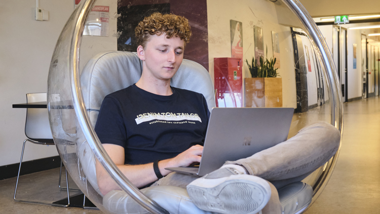 Student met laptop: check aanmeldvoorwaarden