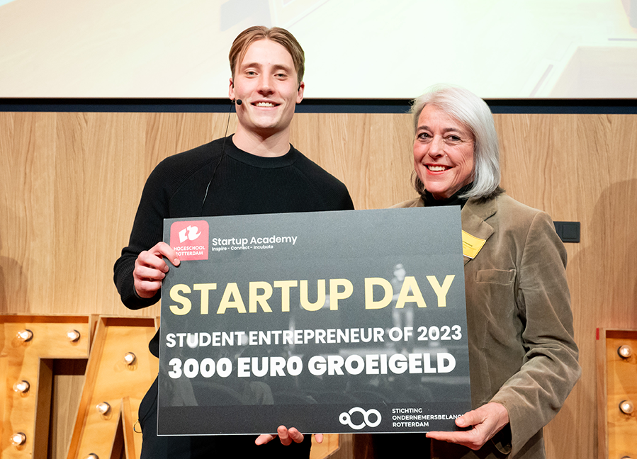 Mick Everts poseert met gewonnen prijs op Start-Up Day 2023