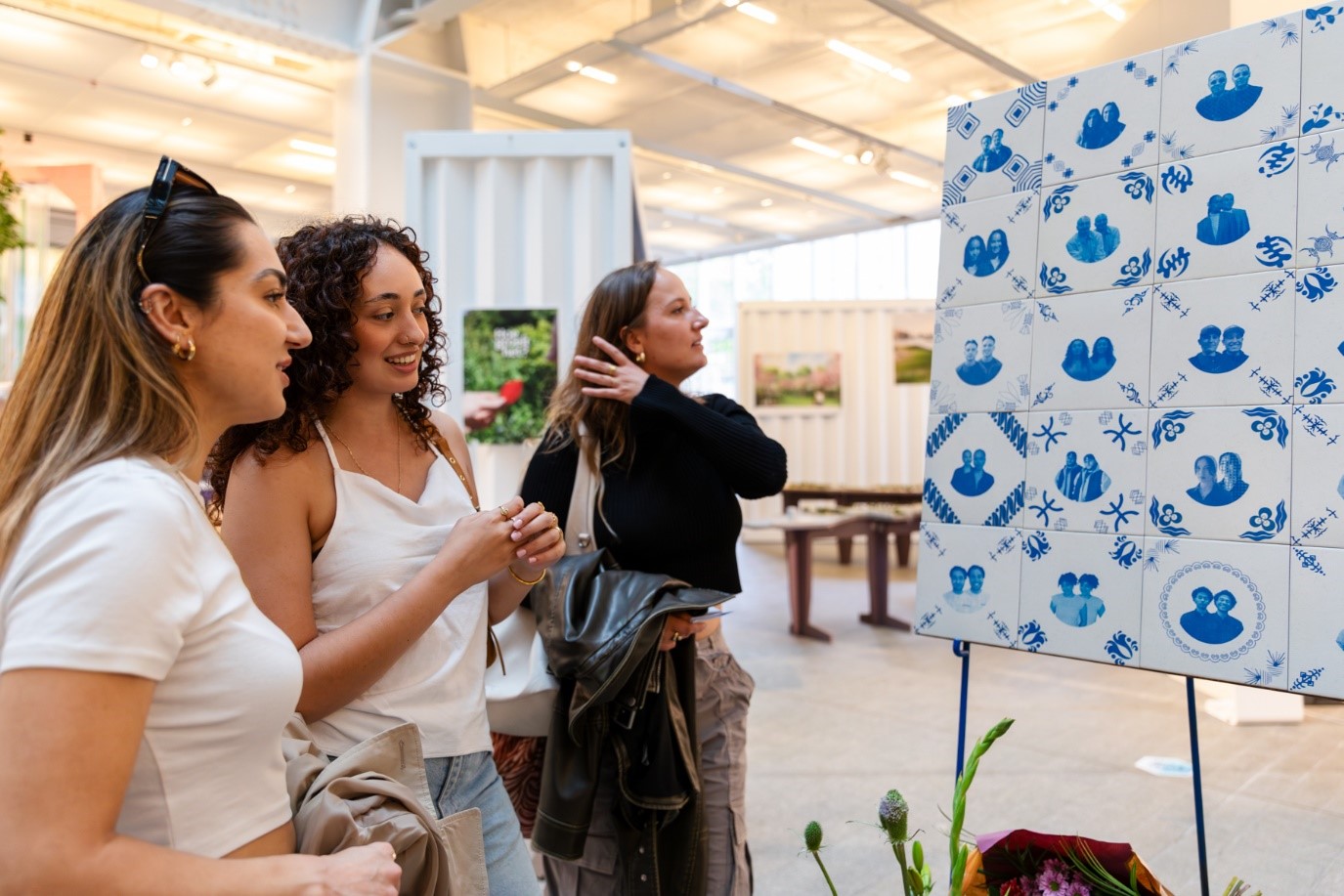 Boutaïna Hajji met haar Delfts Blauwe tegeltjes op de Arts & Crafts graduation show