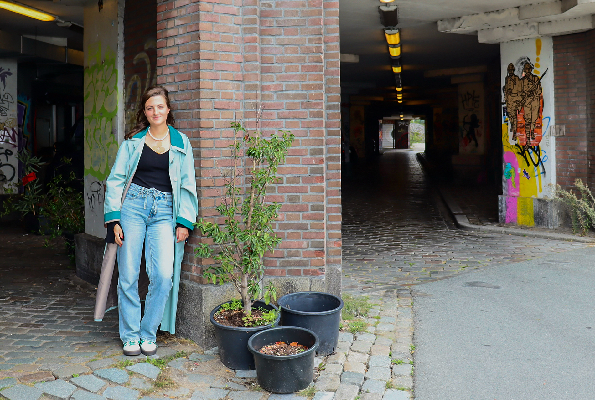 Meike Knoors poseert bij de huidige voetgangerstunnel aan de Boompjeskade